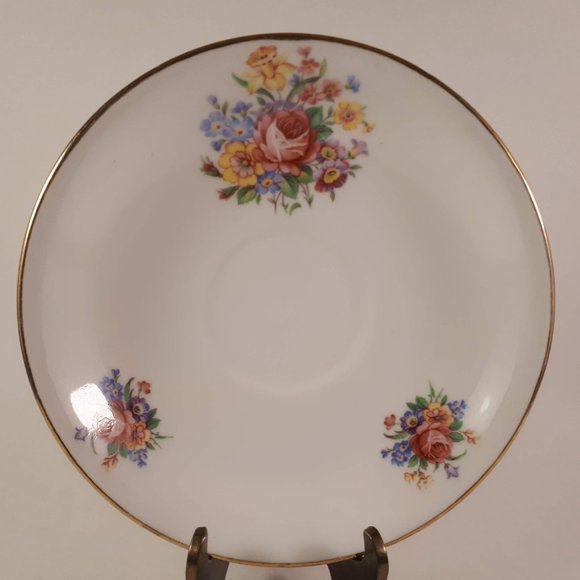 Vintage pretty Vale bone china floral teacup and saucer-England - Picture 6 of 8